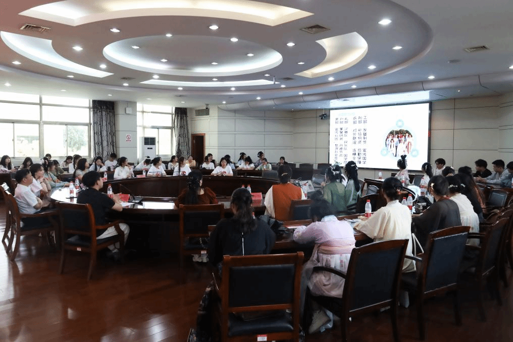 同袍漢服高校行 學(xué)校2024花朝節(jié)主題活動，融匯傳統(tǒng)之美與教育咨詢服務(wù)